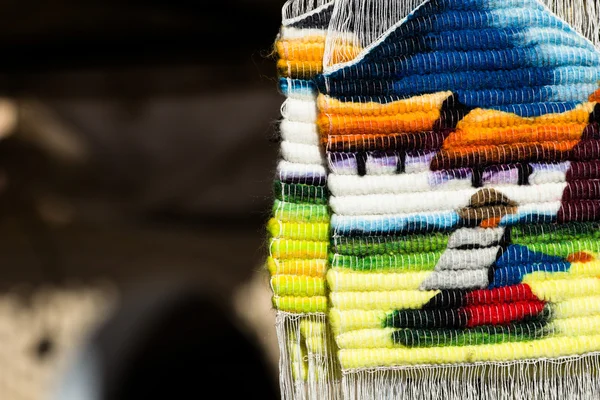 Tela colorida en el mercado en Perú, América del Sur —  Fotos de Stock