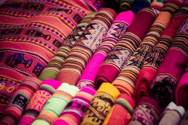 Tecido colorido no mercado no Peru, América do Sul — Fotografia de Stock