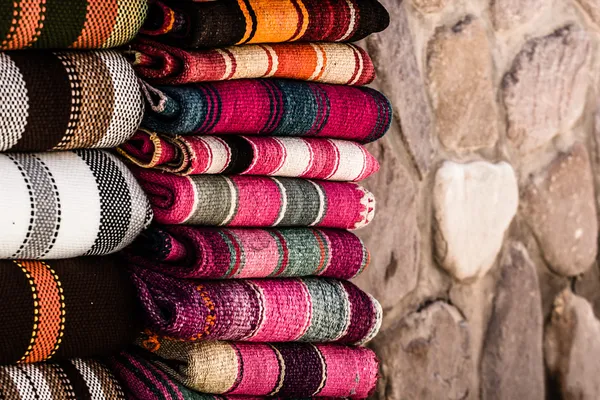 Peru, Güney Amerika pazarında renkli kumaş — Stok fotoğraf