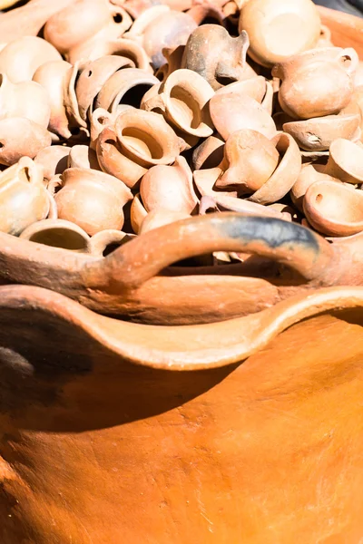 Keramik auf dem lokalen Markt in Peru, Südamerika. — Stockfoto