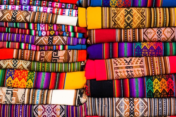 Bunter stoff auf dem markt in peru, südamerika — Stockfoto