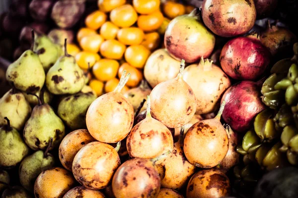 Legumes e frutas coloridas, mercado Peru . — Fotografia de Stock