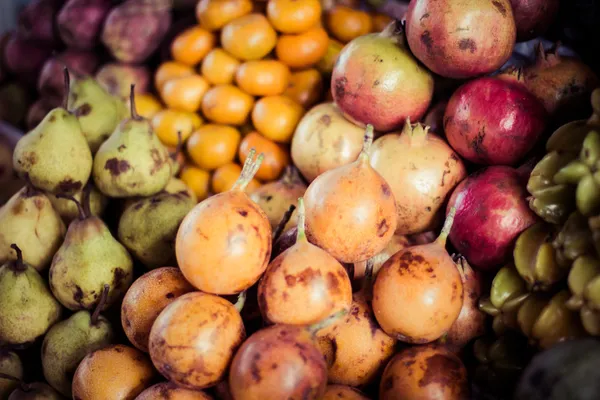 Barevné zeleniny a ovoce, tržiště peru. — Stock fotografie