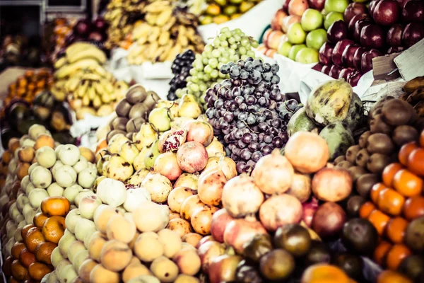 Färgglada grönsaker och frukter, marketplace peru. — Stockfoto