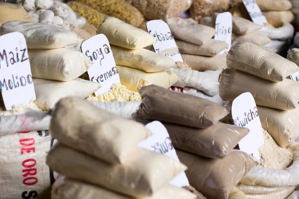 Mercato alimentare tradizionale in Perù . — Foto Stock