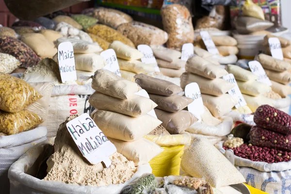 Tradiční potravinový trh v peru. — Stock fotografie