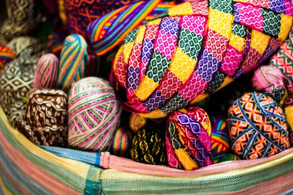Tessuto colorato sul mercato in Perù, Sud America — Foto Stock