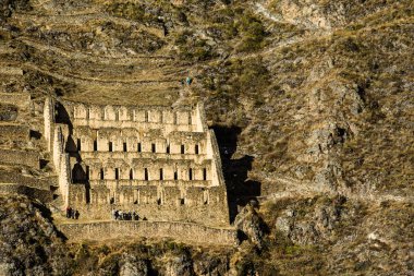 Ollantaytambo - eski Inca Kalesi ve şehrin kutsal vadiyi (valle sagrado) peru, Güney Amerika'da andes Dağları tepelerinde