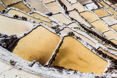 Peru, salinas de Maraş, pre Inca geleneksel tuz madeni (salinas).