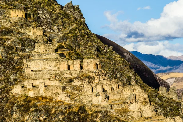 Ollantaytambo - antigua fortaleza inca y pueblo las colinas del Valle Sagrado en las montañas andinas del Perú, América del Sur — Foto de Stock