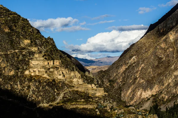 Chrámové opevnění leží - staré Incké pevnosti a města kopce posvátné údolí (valle sagrado) v pohoří and v peru, Jižní Amerika — Stock fotografie