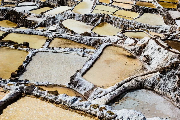 Перу, Salinas de Maras, Pre Inca traditional salt mine (salinas ). — стоковое фото