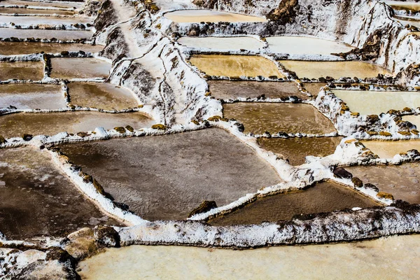 Перу, Salinas de Maras, Pre Inca traditional salt mine (salinas ). — стоковое фото