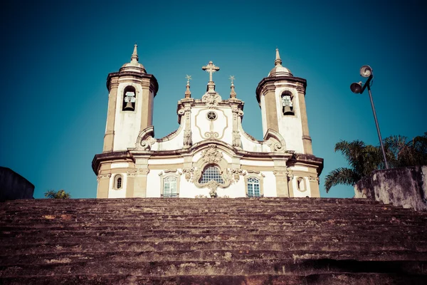 Vista da igreja de nossa senhora do carmo do patrimônio mundial da unesco cidade de ouro preto em minas gerais brasil — Fotografia de Stock