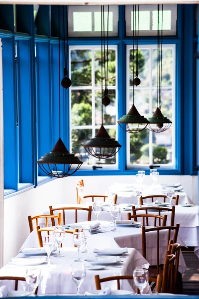 Interieur van het moderne restaurant met uitzicht op de schilderachtige stad — Stockfoto