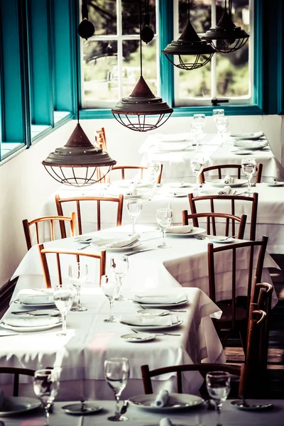 Interior de restaurante moderno com vista panorâmica da cidade — Fotografia de Stock