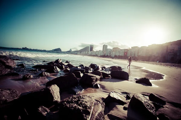 Näkymä Ipanema Beachille illalla, Brasilia — kuvapankkivalokuva