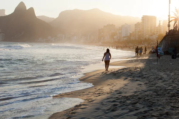 Uitzicht op het strand van Ipanema in de avond, Brazilië — Stockfoto