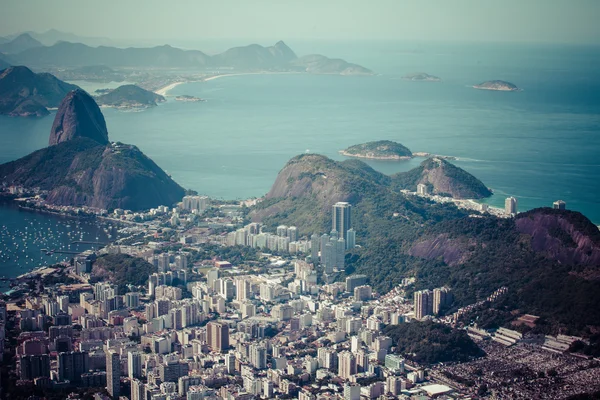 Rio de Janeiro, Brasilien. Zuckerhut und Botafogo-Strand vom Corcovado aus gesehen — Stockfoto