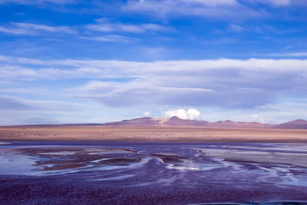 Öken och berg över blå himmel och vita moln på altiplano, bolivia — Stockfoto
