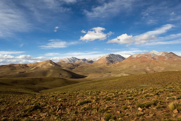 Desierto y montaña sobre cielo azul y nubes blancas en Altiplano, Bolivia —  Fotos de Stock