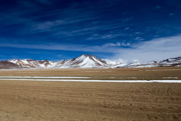 Deserto e montagna sopra il cielo blu e nuvole bianche su Altiplano, Bolivia — Foto Stock