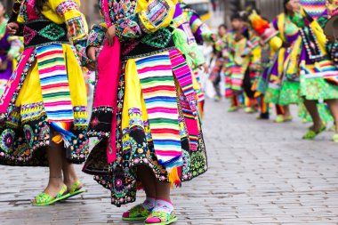 Cusco geçit töreninde Perulu dansçılar.