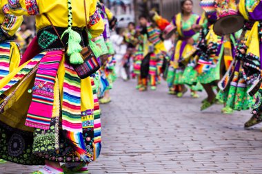 Cusco geçit töreninde Perulu dansçılar.