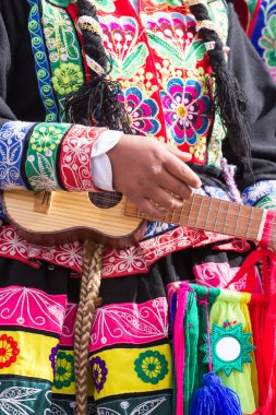 Cusco geçit töreninde Perulu dansçılar.