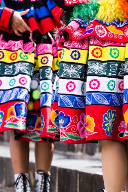 Cusco geçit töreninde Perulu dansçılar.
