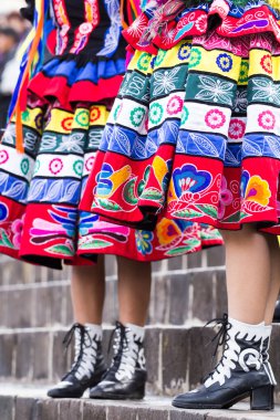 Cusco geçit töreninde Perulu dansçılar.