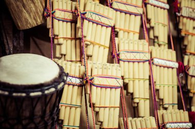 Peru yerel pazarda otantik Güney Amerika panflutes.