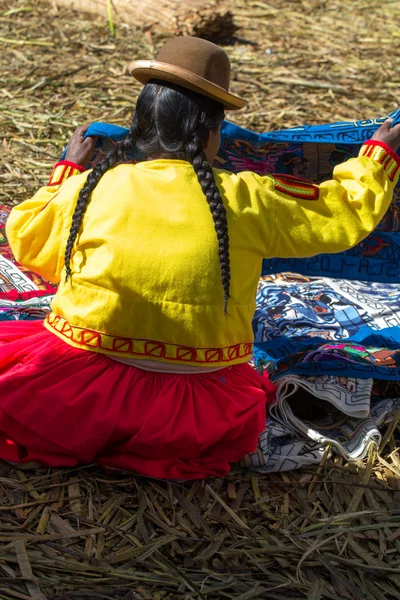 Oturma uros yüzen ada, titicaca Gölü, peru — Stok fotoğraf