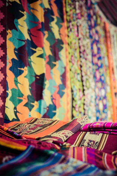 Fabric warna di pasar di Peru, Amerika Selatan — Stok Foto