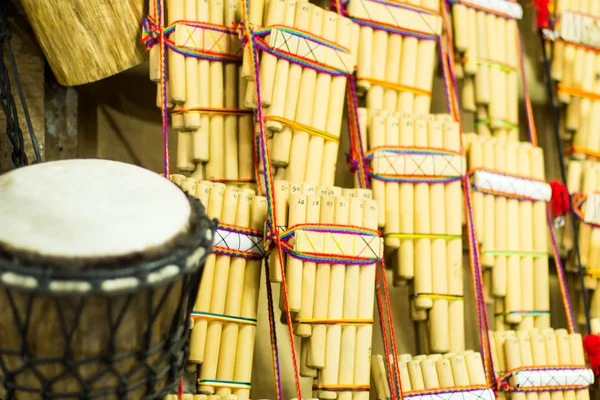 Pravé jihoamerické panflutes v místním trhu v peru. — Stock fotografie