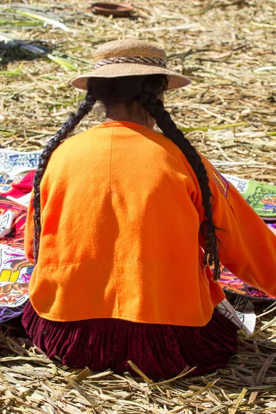 Wonen in de uros drijvende eilanden, het Titicacameer, peru — Stockfoto