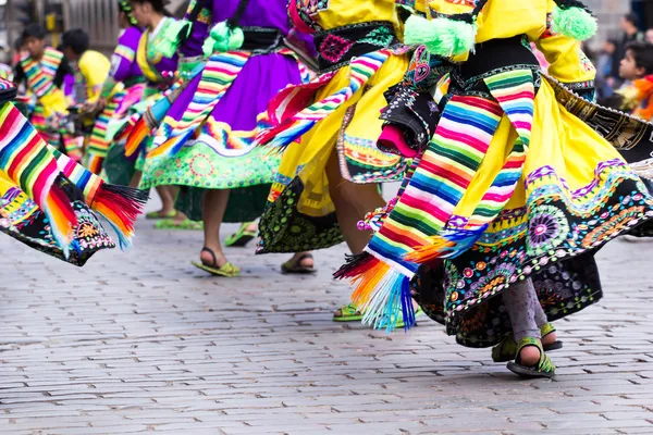 Cusco geçit töreninde Perulu dansçılar. Stok Fotoğraf