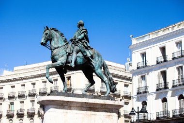 İspanya, Madrid 'deki Puerta del Sol' daki III. Charles Anıtı.