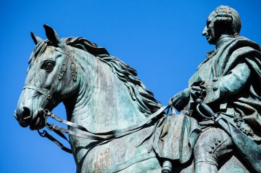 İspanya, Madrid 'deki Puerta del Sol' daki III. Charles Anıtı.