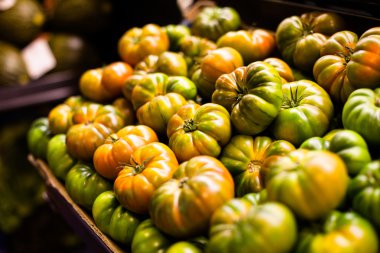 pazarda olgun yeşil domates