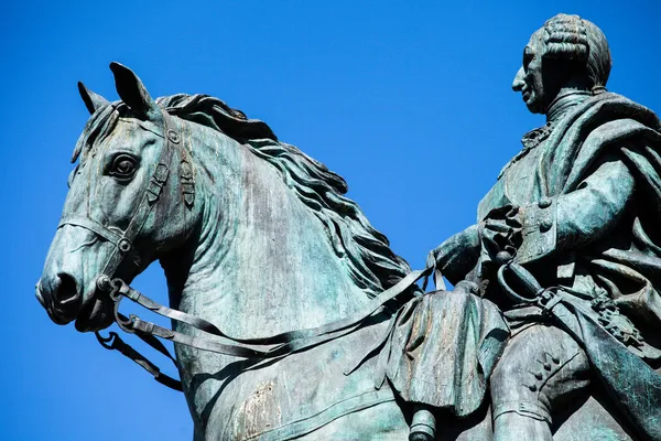 Charles III:s monument över Puerta del Sol i Madrid, Spanien — Stockfoto