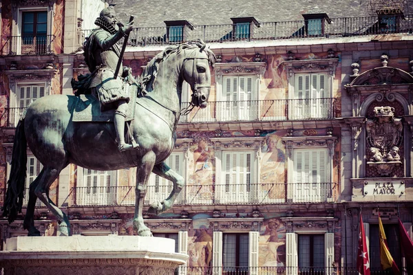 Bronze equestrian statue of King Philip III from 1616 at the Plaza Mayor in Madrid, Spain. — Stock Photo, Image