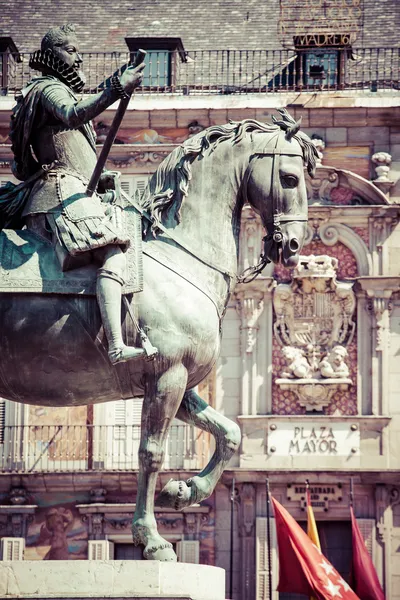 Estátua equestre de bronze do rei Filipe III de 1616 na Plaza Mayor em Madrid, Espanha . — Fotografia de Stock