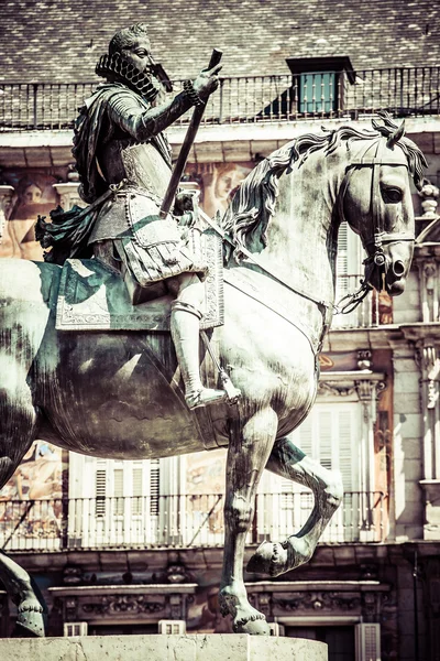 Bronzová jezdecká socha krále Filipa iii. z roku 1616 na náměstí plaza mayor v Madridu, Španělsko. — Stock fotografie