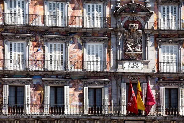 Geschmückte Fassade und Balkone an der Palza Mayor, Madrid, Spanien — Stockfoto