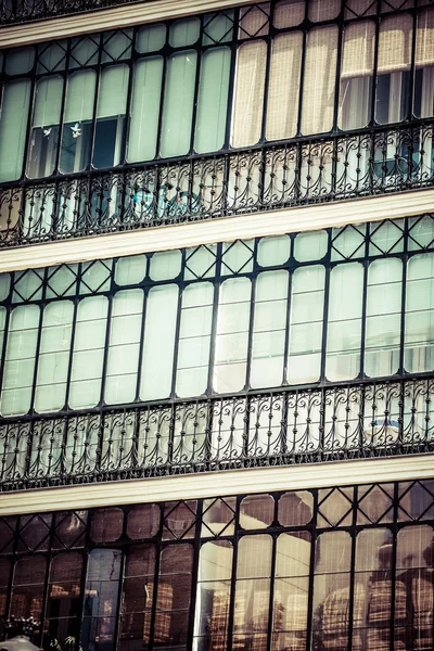 Arquitectura mediterránea en España. Antiguo edificio de apartamentos en Madrid . — Foto de Stock