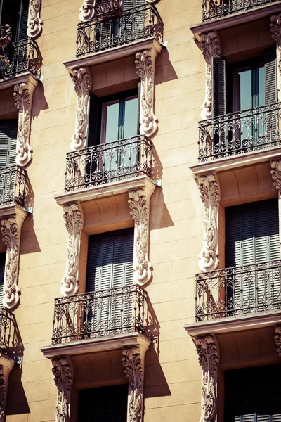 Mediterranean architecture in Spain. Old apartment building in Madrid. — Stock Photo, Image