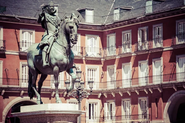 Brons ryttarstaty av kung Filip iii från 1616 på plaza mayor i madrid, Spanien. — Stockfoto