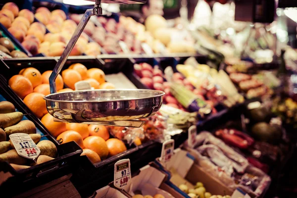 Groenten en fruit op een boerenmarkt — Stockfoto