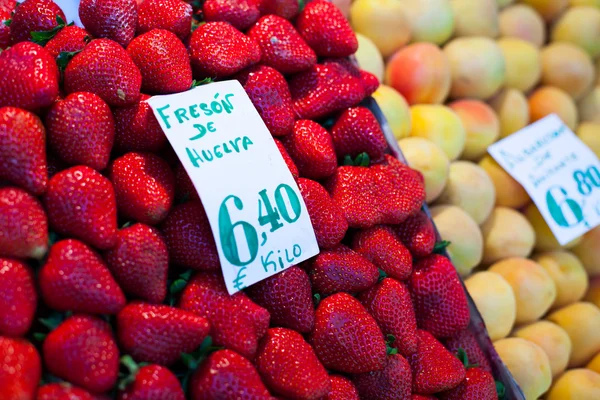 Fresh market produce at an outdoor farmer's market — Stock Photo, Image